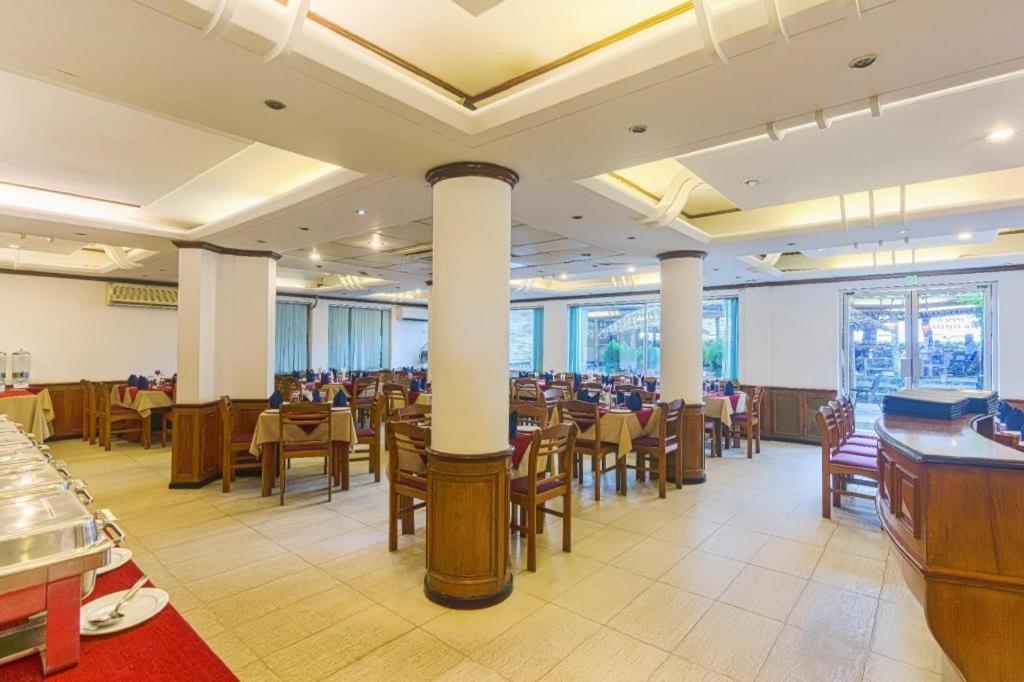 Hotel Sea Crown Кокс Базар Екстериор снимка